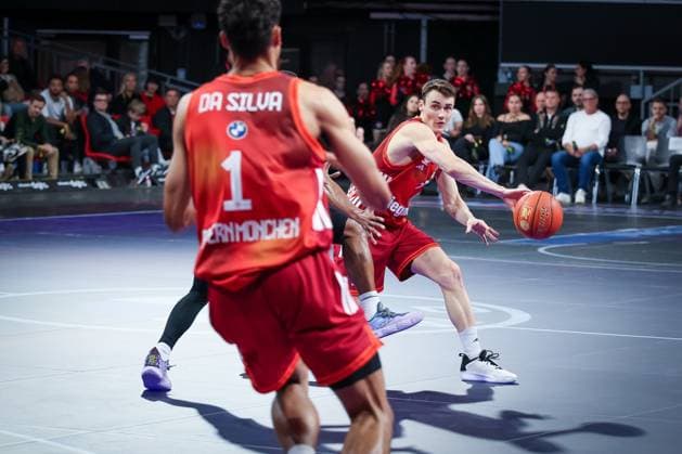 Neno Dimitrijevic 0 FC Bayern Muenchen Basketball passes the ball to Oscar da Silva 1 FC Bayern Muenchen Basketball , Action, FC Bayern Muenchen Basketball vs Niners Chemnitz, easyCredit BBL, Basketball, Bundesliga, Men, Main Round, April 12, 2026 Muenchen Bayern Germany Copyright: xkolbert-press MartinxAgüerax