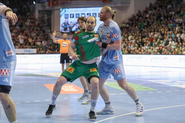 12 04 2026, xgox, Handball Daikin HBL SC Magdeburg HC Erlangen emspor, v l Tim Zechel Magdeburg, 9 , Maciej Gebala Erlangen, 77 duel, duel, fight, tackle Magdeburg