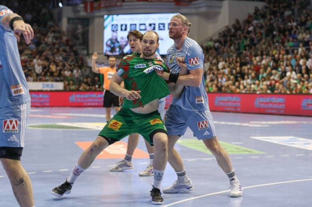 12 04 2026, xgox, Handball Daikin HBL SC Magdeburg HC Erlangen emspor, v l Tim Zechel Magdeburg, 9 , Maciej Gebala Erlangen, 77 duel, duel, fight, tackle Magdeburg