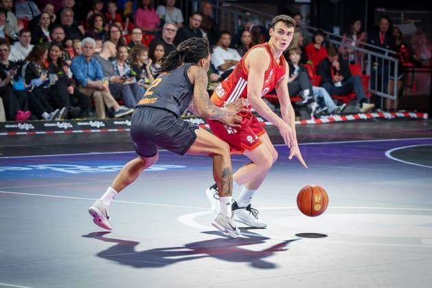 left to right Nike Sibande 2 Niners Chemnitz in action against Neno Dimitrijevic 0 FC Bayern Muenchen Basketball , FC Bayern Muenchen Basketball vs Niners Chemnitz, easyCredit BBL, Basketball, Bundesliga, Men, Main Round, April 12, 2026 Muenchen Bayern Germany Copyright: xkolbert-press MartinxAgüerax