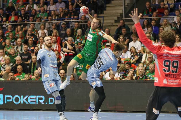12 04 2026, xgox, Handball Daikin HBL SC Magdeburg HC Erlangen emspor, v l Felix Claar Magdeburg, 7 throws goal, Torschuetze, scores goal, Treffer, scores the goal Magdeburg