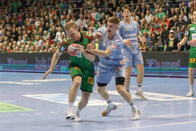 12 04 2026, xgox, Handball Daikin HBL SC Magdeburg HC Erlangen emspor, v l Omar Ingi Magnusson Magdeburg, 14 , Sander Andreassen Overjordet Erlangen, 8 duel, duel, fight, tackle Magdeburg