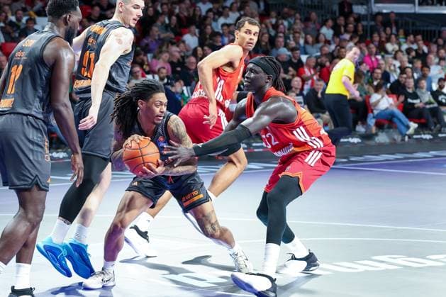 Nike Sibande 2 Niners Chemnitz holds the ball against Wenyen Gabriel 32 FC Bayern Muenchen Basketball, FC Bayern Muenchen Basketball vs Niners Chemnitz, easyCredit BBL, Basketball, Bundesliga, Men, Main Round, April 12, 2026 Muenchen Bayern Germany Copyright: xkolbert-press MartinxAgüerax