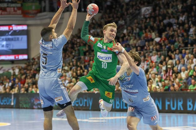 12 04 2026, xgox, Handball Daikin HBL SC Magdeburg HC Erlangen emspor, v l Gisli Thorgeir Kristjansson Magdeburg, 10 throws goal, goal scorer, scores goal, scores the goal Magdeburg