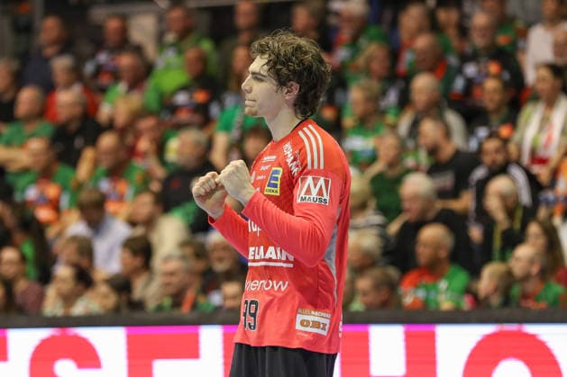 12 04 2026, xgox, Handball Daikin HBL SC Magdeburg HC Erlangen emspor, v l Tin Herceg Erlangen, 99 cheers over held ball, defended, held, Torhueter Magdeburg