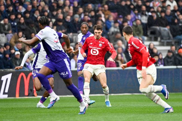 Toulouse FC v Lille OSC - Ligue 1 McDonald s 2025 2026 18 Pape Demba DIOP (tfc) - 12 Thomas MEUNIER (losc) during the Ligue 1 McDonald s match between Toulouse and Lille at Stadium de Toulouse on April 12, 2026 in Toulouse, France. Toulouse France  Copyright: xFEPx 776348348