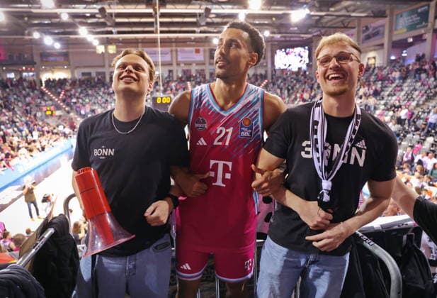 Cheers in the fan block Joel Aminu Telekom Baskets Bonn vs Basketball Löwen Loewen Braunschweig 29 Speiltag Saison 2025 26