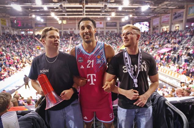 Cheers in the fan block Joel Aminu Telekom Baskets Bonn vs Basketball Löwen Loewen Braunschweig 29 Speiltag Saison 2025 26