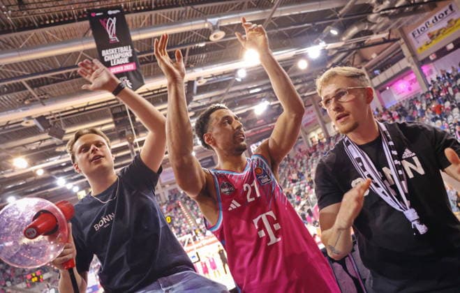 Cheers in the fan block Joel Aminu Telekom Baskets Bonn vs Basketball Löwen Loewen Braunschweig 29 Speiltag Saison 2025 26