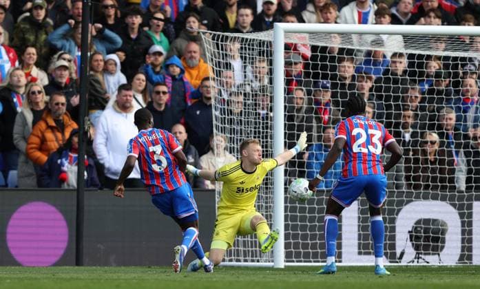 LONDON, ENGLAND, APRIL 12: Tyrick Mitchell of Crystal Palace passes the ball to Jean-Philippe Mateta of Crystal Palace to score and make the score 1-1 during the Premier League match between Crystal Palace FC v Newcastle United FC at Selhurst Park Stadium, London, England, on April 12. (Photo by Daniel Weir) Copyright: xDanielxWeir SportsxPressxPhotox Sportspressphoto_SPR128274