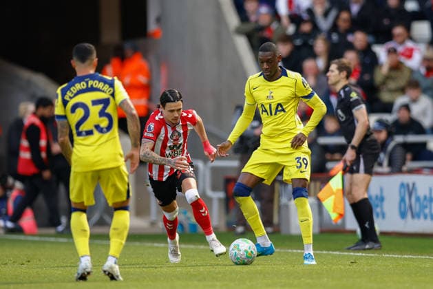 Sunderland v Tottenham Hotspur, Premier League Enzo Le Fee of Sunderland closes down Randal Kolo Muani of Tottenham Hotspur during the Sunderland v Tottenham Hotspur Premier League match at the Stadium of Light, Sunderland, England on 12 April 2026 Credit: Craig Cowan Every Second Media Editorial use only. All images are copyright Every Second Media Limited. No images may be reproduced without prior permission. All rights reserved. Premier League and Football League images are subject to licensing agreements with Football DataCo Limited. see https: www.football-dataco.com Copyright: xIMAGO EveryxSecondxMediax ESM-1907-0084 CraigxCowanx xEveryxSecondxMediax