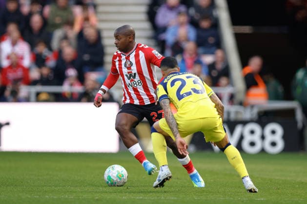 Sunderland v Tottenham Hotspur, Premier League Pedro Porro of Tottenham Hotspur closes down Noah Sadiki of Sunderland during the Sunderland v Tottenham Hotspur Premier League match at the Stadium of Light, Sunderland, England on 12 April 2026 Credit: Craig Cowan Every Second Media Editorial use only. All images are copyright Every Second Media Limited. No images may be reproduced without prior permission. All rights reserved. Premier League and Football League images are subject to licensing agreements with Football DataCo Limited. see https: www.football-dataco.com Copyright: xIMAGO EveryxSecondxMediax ESM-1907-0085 CraigxCowanx xEveryxSecondxMediax