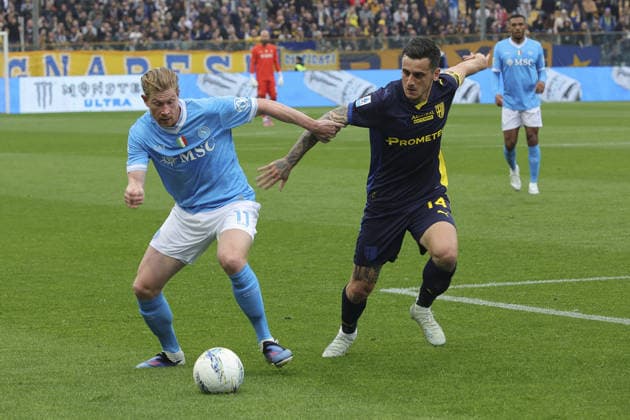 CALCIO - Serie A - Parma Calcio vs SSC Napoli Kevin De Bruyne of SSC Napoli battle for the ball with Emanuele Valeri of Parma AC during Parma Calcio vs SSC Napoli, 32Â° Serie A Enilive 2025-26 game at New Balance Arena in Parma (PR), Italy, on April 12, 2026. Parma Italy  Copyright: xIPAxSport ABACAx