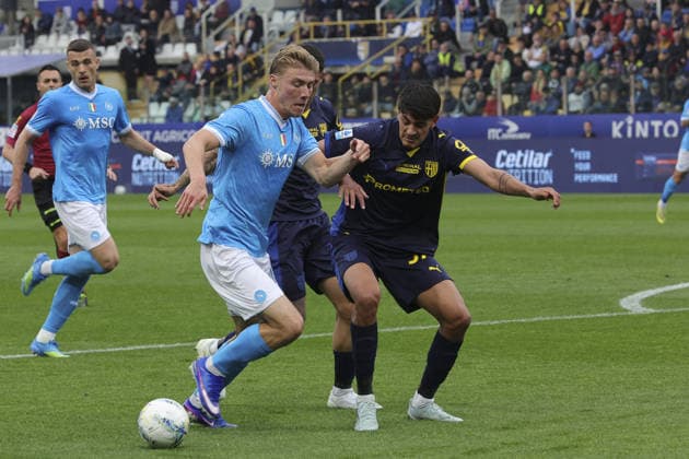 CALCIO - Serie A - Parma Calcio vs SSC Napoli Rasmus Hojlund of SSC Napoli battle for the ball with Mariano Troilo of Parma AC during Parma Calcio vs SSC Napoli, 32Â° Serie A Enilive 2025-26 game at New Balance Arena in Parma (PR), Italy, on April 12, 2026. Parma Italy  Copyright: xIPAxSport ABACAx