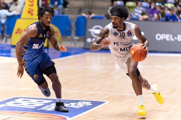 Basketball Bundesliga BBL, Frankfurt Skyliners vs MLP Academics Heidelberg, Süwag Energie Arena Frankfurt am Main 12 04 2026 Basketball Bundesliga BBL, Frankfurt am Main, Germany 12 04 2026 Michael Weathers MLP Academics Heidelberg, 20 on the ball against Isaiah Swope Frankfurt Skyliners, 1 , Basketball Bundesliga BBL, Game of Frankfurt Skyliners vs MLP Academics Heidelberg, Süwag Energie Arena Frankfurt am Main Copyright: xBEAUTIFULxSPORTS Freudensteinx
