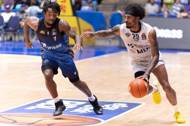 Basketball Bundesliga BBL, Frankfurt Skyliners vs MLP Academics Heidelberg, Süwag Energie Arena Frankfurt am Main 12 04 2026 Basketball Bundesliga BBL, Frankfurt am Main, Germany 12 04 2026 Michael Weathers MLP Academics Heidelberg, 20 on the ball against Isaiah Swope Frankfurt Skyliners, 1 , Basketball Bundesliga BBL, Game of Frankfurt Skyliners vs MLP Academics Heidelberg, Süwag Energie Arena Frankfurt am Main Copyright: xBEAUTIFULxSPORTS Freudensteinx