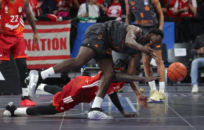 Chemnitz 12 SOW over Bayerns 32 Wenyen GABRIEL Basketball Bayern Chemnitz Bundesliga, FC Bayern Basketball Niners Chemnitz, 29 Matchday, Season 2025 2026, 12 4 2026, in Munich, B M W P A R K, Germany Source Copyright Credit Oryk HAIST xBASKETBALL-BAYERN-CHEMNITZx