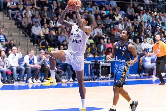 Basketball Bundesliga BBL, Frankfurt Skyliners vs MLP Academics Heidelberg, Süwag Energie Arena Frankfurt am Main 12 04 2026 Basketball Bundesliga BBL, Frankfurt am Main, Germany 12 04 2026 Michael Weathers MLP Academics Heidelberg, 20 on the ball in front of Isaiah Swope Frankfurt Skyliners, 1 , Basketball Bundesliga BBL, Game of Frankfurt Skyliners vs MLP Academics Heidelberg, Süwag Energie Arena Frankfurt am Main Copyright: xBEAUTIFULxSPORTS Freudensteinx