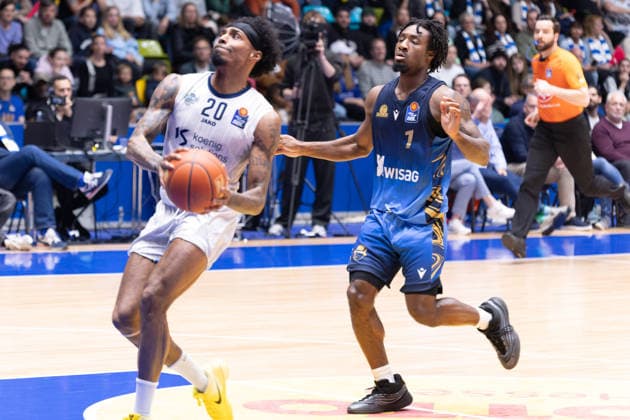Basketball Bundesliga BBL, Frankfurt Skyliners vs MLP Academics Heidelberg, Süwag Energie Arena Frankfurt am Main 12 04 2026 Basketball Bundesliga BBL, Frankfurt am Main, Germany 12 04 2026 Michael Weathers MLP Academics Heidelberg, 20 on the ball against Isaiah Swope Frankfurt Skyliners, 1 , Basketball Bundesliga BBL, Game of Frankfurt Skyliners vs MLP Academics Heidelberg, Süwag Energie Arena Frankfurt am Main Copyright: xBEAUTIFULxSPORTS Freudensteinx