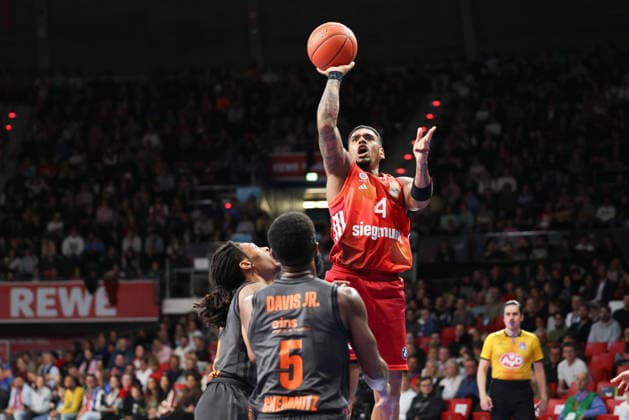 Xavier Rathan Mayes FC Bayern Basketball, 04 with Corey Davis Niners Chemnitz, 05 , GER, FC Bayern Basketball vs Niners Chemnitz, Basketball, easycredit Basketball Bundesliga, 29 Matchday, Season 2025 2026, 12 04 2026, GER, FC Bayern Basketball vs Niners Chemnitz, Basketball, easycredit Basketball Bundesliga, 29 Matchday, Season 2025 2026, 12 04 2026 Munich Copyright: xEibner-Pressefoto JennixMaulx EP_JML