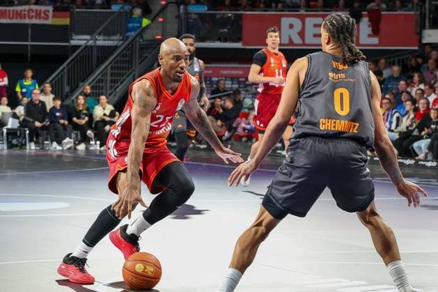 Isiaha Mike 22 FC Bayern Muenchen Basketball in action against Kevin Yebo 0 Niners Chemnitz , FC Bayern Muenchen Basketball vs Niners Chemnitz, easyCredit BBL, Basketball, Bundesliga, Men, Main Round, April 12, 2026 Muenchen Bayern Germany Copyright: xkolbert-press MartinxAgüerax