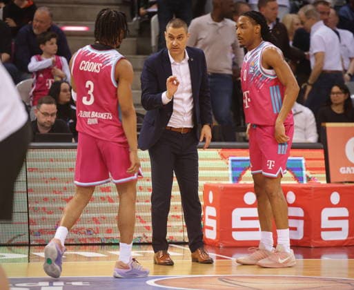 Coach Marko Stankovic, Zachery Cooks, Jalen Finch Telekom Baskets Bonn vs Basketball Löwen Loewen Braunschweig 29 Speiltag Saison 2025 26
