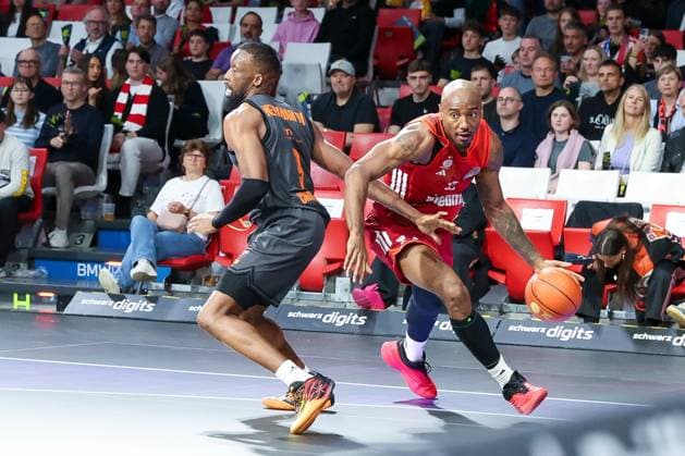 Isiaha Mike 22 FC Bayern Muenchen Basketball , right, against John Newmann III 9 Niners Chemnitz , FC Bayern Muenchen Basketball vs Niners Chemnitz, easyCredit BBL, Basketball, Bundesliga, Men, Main Round, April 12, 2026 Muenchen Bayern Germany Copyright: xkolbert-press MartinxAgüerax