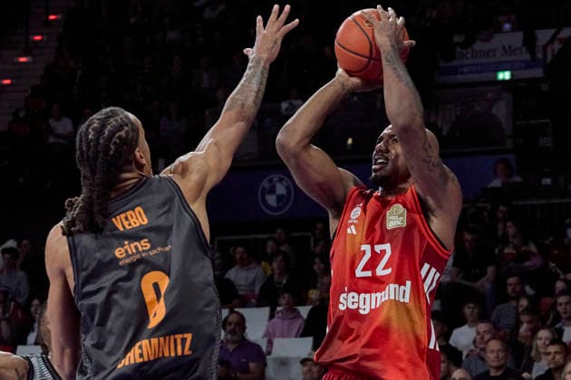 German Basketball Bundesliga BBL , FC Bayern Munich Basketball vs NINERS Chemnitz, Munich FC Bayern Basketball, NINERS Chemnitz, 2026 04 12 in Munich SAP Garden MIKE Isiaha FC Bayern Munich Basketball Power Forward PF Nr22 FCBB22 , YEBO Kevin NINERS Chemnitz Power Forward PF Nr0 CHE0 sportworld Munich SAP Garden Bayern Germany