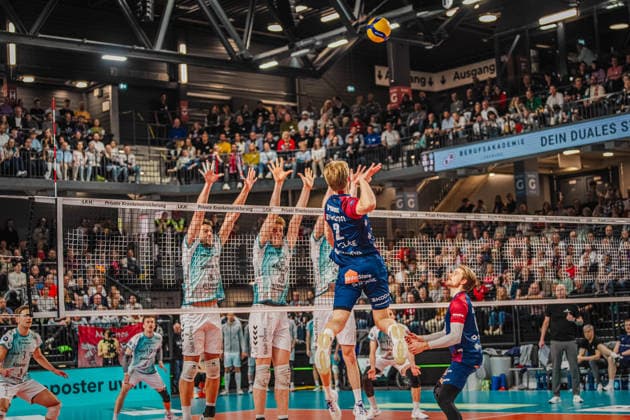 Volleyball mens Bundesliga playoffs semi-finals 2025 2026 SVG Lüneburg vs SWD powervolleys Düren 12 04 2026 Daniel Gruvaeus 2 SVG Lüneburg vs Düren three-man block