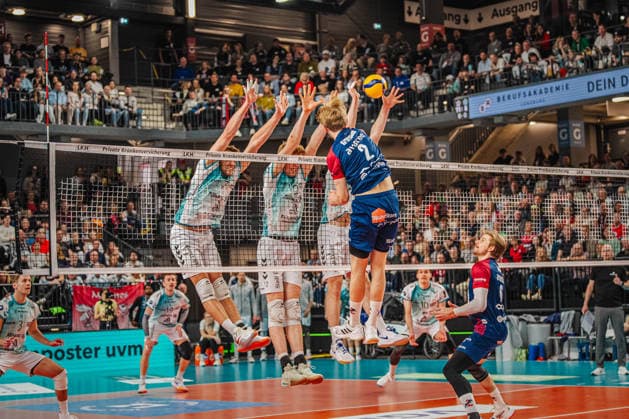 Volleyball mens Bundesliga playoffs semi-finals 2025 2026 SVG Lüneburg vs SWD powervolleys Düren 12 04 2026 Daniel Gruvaeus 2 SVG Lüneburg vs Düren three-man block