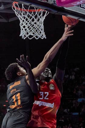 German Basketball Bundesliga BBL , FC Bayern Munich Basketball vs NINERS Chemnitz, Munich FC Bayern Basketball, NINERS Chemnitz, 2026 04 12 in Munich SAP Garden GABRIEL Wenyen FC Bayern Munich Basketball Center C Nr32 FCBB32 , MUSHIDI Kostja NINERS Chemnitz Small Forward SF Nr11 CHE11 sportworld Munich SAP Garden Bayern Germany