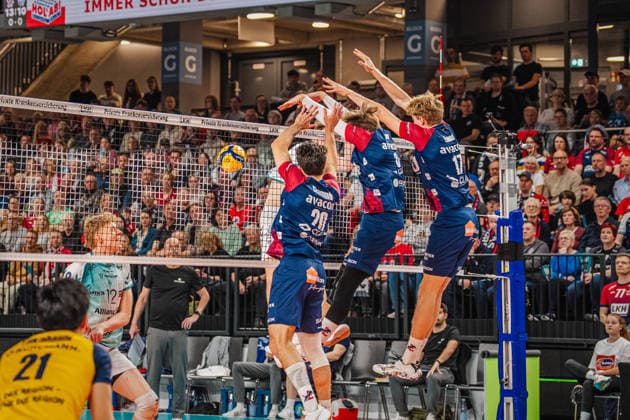 Volleyball Mens Bundesliga Playoffs Semifinals 2025 2026 SVG Lüneburg vs SWD powervolleys Düren 12 04 2026 Sjors Tijhuis 5 SWD powervolleys Düren is blocked by Ethan Champlin 20 SVG Lüneburg , Jackson Howe 6 SVG Lüneburg and Axel Enlund 17 SVG Lüneburg
