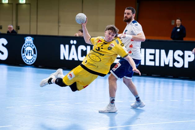 Krefeld, 12 04 2026, Handball, Men, 2 Bundesliga, 27 Matchday, 2025 2026 HSG Krefeld Niederrhein VFL Potsdam Marvin Kix HSG Krefeld Niederrhein, 7 at goal throw Krefeld Glockenspitzhalle NRW Germany