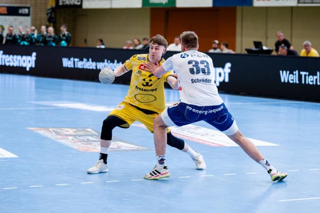 Krefeld, 12 04 2026, Handball, Men, 2 Bundesliga, 27 Matchday, 2025 2026 HSG Krefeld Niederrhein VFL Potsdam Marvin Kix HSG Krefeld Niederrhein, 7 in duel with Tim Niclas Schröder VfL Potsdam, 33 Krefeld Glockenspitzhalle NRW Germany