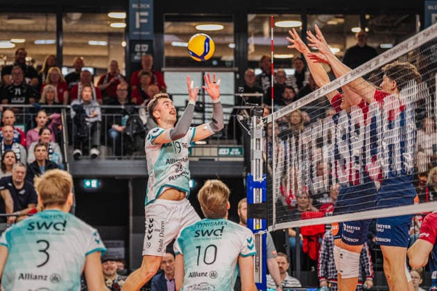 Volleyball Mens Bundesliga playoffs semi-final 2025 2026 SVG Lüneburg vs SWD powervolleys Düren 12 04 2026 Ryan Poole 19 SWD powervolleys Düren bounces the ball into the Lüneburg block