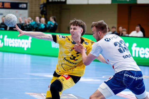 Krefeld, 12 04 2026, Handball, Men, 2 Bundesliga, 27 Matchday, 2025 2026 HSG Krefeld Niederrhein VFL Potsdam Marvin Kix HSG Krefeld Niederrhein, 7 in duel with Tim Niclas Schröder VfL Potsdam, 33 Krefeld Glockenspitzhalle NRW Germany