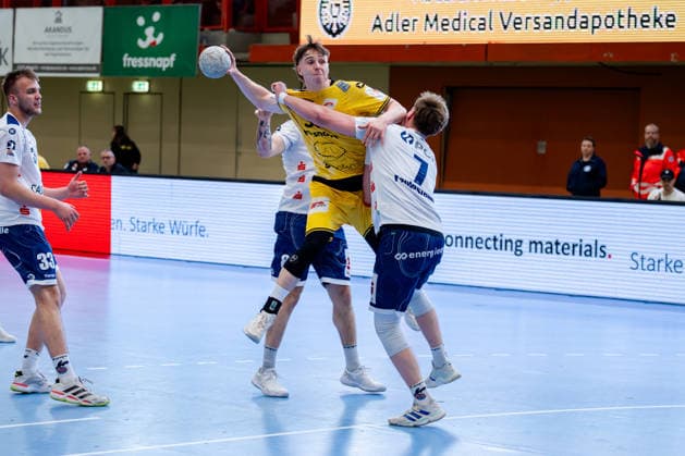 Krefeld, 12 04 2026, Handball, Men, 2 Bundesliga, 27 Matchday, 2025 2026 HSG Krefeld Niederrhein VFL Potsdam Marvin Kix HSG Krefeld Niederrhein, 7 in duel with Nicolas Paulnsteiner VfL Potsdam, 7 Krefeld Glockenspitzhalle NRW Germany