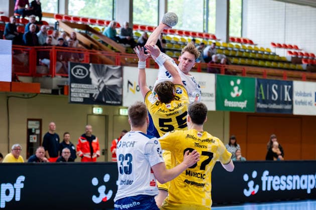 Krefeld, 12 04 2026, Handball, Men, 2 Bundesliga, 27 Matchday, 2025 2026 HSG Krefeld Niederrhein VFL Potsdam Dustin Kraus VfL Potsdam, 47 throwing from the back against the block of Niklas Ingenpaß HSG Krefeld Niederrhein, 55 Krefeld Glockenspitzhalle NRW Germany