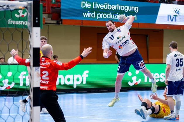 Krefeld, 12 04 2026, Handball, Men, 2 Bundesliga, 27 Matchday, 2025 2026 HSG Krefeld Niederrhein VFL Potsdam Jannek Klein VfL Potsdam, 17 on goal throw against Pau Guitart HSG Krefeld Niederrhein Niederrhein, 12 Krefeld Glockenspitzhalle NRW Germany