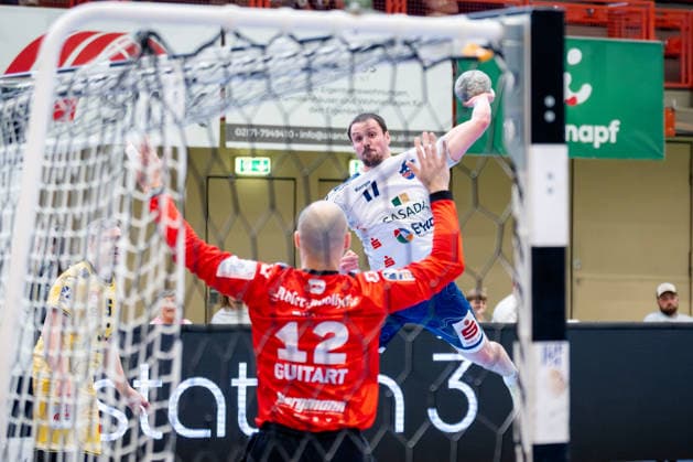 Krefeld, 12.04.2026, Handball, Herren, 2. Bundesliga, 27. Spieltag, 2025 2026: HSG Krefeld Niederrhein VFL Potsdam Jannek Klein (VfL Potsdam, 17) beim Torwurf gegen Pau Guitart (HSG Krefeld Niederrhein Niederrhein, 12) Krefeld Glockenspitzhalle NRW Germany *** Krefeld, 12 04 2026, Handball, Men, 2 Bundesliga, 27 Matchday, 2025 2026 HSG Krefeld Niederrhein VFL Potsdam Jannek Klein VfL Potsdam, 17 on goal throw against Pau Guitart HSG Krefeld Niederrhein Niederrhein, 12 Krefeld Glockenspitzhalle NRW Germany