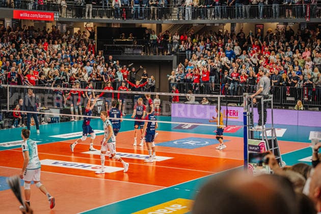 Volleyball mens Bundesliga playoffs semi-final 2025 2026 SVG Lüneburg vs SWD powervolleys Düren 12 04 2026 The LKH Arena celebrates the first set win