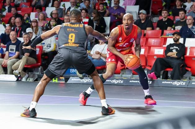 Isiaha Mike 22 FC Bayern Muenchen Basketball , right, against John Newmann III 9 Niners Chemnitz , FC Bayern Muenchen Basketball vs Niners Chemnitz, easyCredit BBL, Basketball, Bundesliga, Men, Main Round, April 12, 2026 Muenchen Bayern Germany Copyright: xkolbert-press MartinxAgüerax