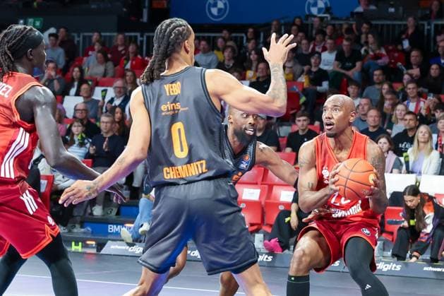 Isiaha Mike 22 FC Bayern Muenchen Basketball , right, in action, against Kevin Yebo 0 Niners Chemnitz , FC Bayern Muenchen Basketball vs Niners Chemnitz, easyCredit BBL, Basketball, Bundesliga, Men, Main Round, April 12, 2026 Muenchen Bayern Germany Copyright: xkolbert-press MartinxAgüerax