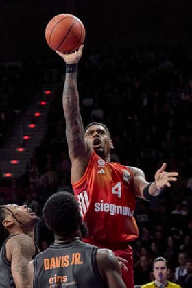 German Basketball Bundesliga BBL , FC Bayern Munich Basketball vs NINERS Chemnitz, Munich FC Bayern Basketball, NINERS Chemnitz, 2026 04 12 in Munich SAP Garden RATHAN MAYES Xavier FC Bayern Munich Basketball Shooting Guard SG Nr4 FCBB4 , DAVIS Corey NINERS Chemnitz Point Guard PG Nr5 CHE5 sportworld Munich SAP Garden Bayern Germany