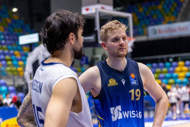Basketball Bundesliga BBL, Frankfurt Skyliners vs. MLP Academics Heidelberg, Süwag Energie Arena Frankfurt am Main; 12.04.2026 Basketball Bundesliga BBL, Frankfurt am Main, Germany - 12.04.2026: Till Pape (Frankfurt Skyliners, 19) im Gespräch mit Marcel Keßen (MLP Academics Heidelberg, 15) nach dem Spiel, Basketball Bundesliga BBL, Spiel der Frankfurt Skyliners vs. MLP Academics Heidelberg, Süwag Energie Arena Frankfurt am Main Copyright: xBEAUTIFULxSPORTS Freudensteinx
