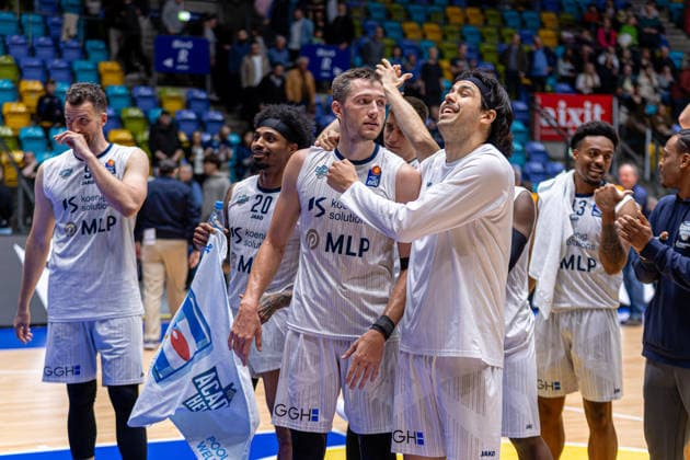 Basketball Bundesliga BBL, Frankfurt Skyliners vs. MLP Academics Heidelberg, Süwag Energie Arena Frankfurt am Main; 12.04.2026 Basketball Bundesliga BBL, Frankfurt am Main, Germany - 12.04.2026: Das Team der MLP Academics Heidelberg feiern ihren Sieg, Basketball Bundesliga BBL, Spiel der Frankfurt Skyliners vs. MLP Academics Heidelberg, Süwag Energie Arena Frankfurt am Main Copyright: xBEAUTIFULxSPORTS Freudensteinx