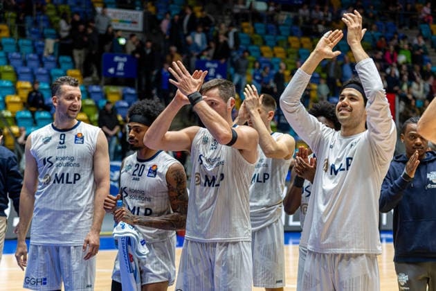 Basketball Bundesliga BBL, Frankfurt Skyliners vs. MLP Academics Heidelberg, Süwag Energie Arena Frankfurt am Main; 12.04.2026 Basketball Bundesliga BBL, Frankfurt am Main, Germany - 12.04.2026: Das Team der MLP Academics Heidelberg feiern ihren Sieg, Basketball Bundesliga BBL, Spiel der Frankfurt Skyliners vs. MLP Academics Heidelberg, Süwag Energie Arena Frankfurt am Main Copyright: xBEAUTIFULxSPORTS Freudensteinx
