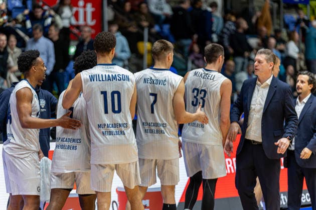 Basketball Bundesliga BBL, Frankfurt Skyliners vs. MLP Academics Heidelberg, Süwag Energie Arena Frankfurt am Main; 12.04.2026 Basketball Bundesliga BBL, Frankfurt am Main, Germany - 12.04.2026: Klaus Perwas (Headcoach Frankfurt Skyliners) gratuliert dem Team der MLP Academics Heidelberg zum Sieg, Basketball Bundesliga BBL, Spiel der Frankfurt Skyliners vs. MLP Academics Heidelberg, Süwag Energie Arena Frankfurt am Main Copyright: xBEAUTIFULxSPORTS Freudensteinx