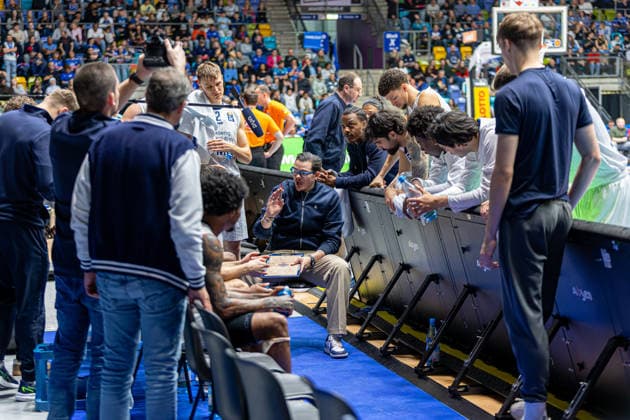 Basketball Bundesliga BBL, Frankfurt Skyliners vs. MLP Academics Heidelberg, Süwag Energie Arena Frankfurt am Main; 12.04.2026 Basketball Bundesliga BBL, Frankfurt am Main, Germany - 12.04.2026: Das Team um Carlo Finetti (MLP Academics Heidelberg, Headcoach) der MLP Academics Heidelberg während einer Auszeit, Basketball Bundesliga BBL, Spiel der Frankfurt Skyliners vs. MLP Academics Heidelberg, Süwag Energie Arena Frankfurt am Main Copyright: xBEAUTIFULxSPORTS Freudensteinx