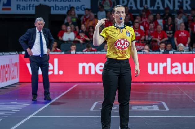 Referee gestures, FC Bayern Muenchen Basketball vs Niners Chemnitz, easyCredit BBL, Basketball, Bundesliga, Men, Main Round, April 12, 2026 Muenchen Bayern Germany Copyright: xkolbert-press MartinxAgüerax